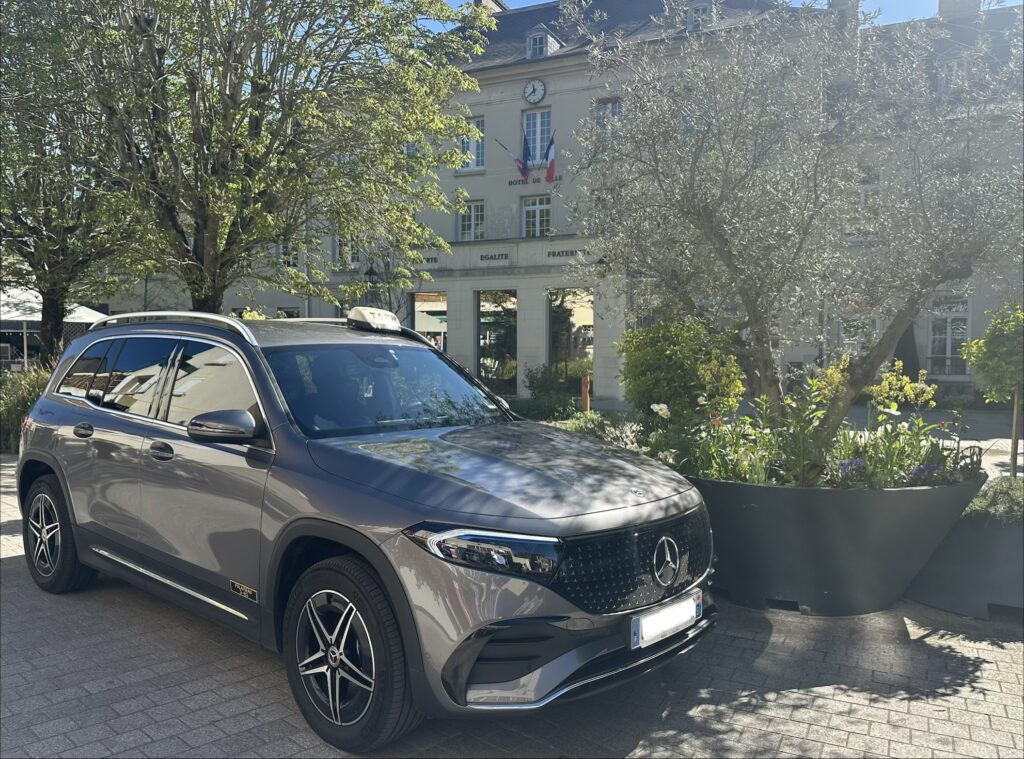 Taxi Mercedes électrique devant la mairie de Palaiseau